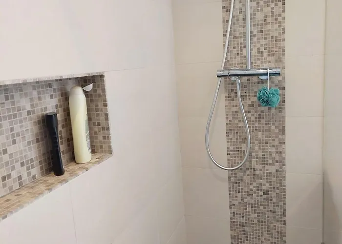 Rum i privatbostad Quartos Com Casa De Banho Privada Perto Da Malveira